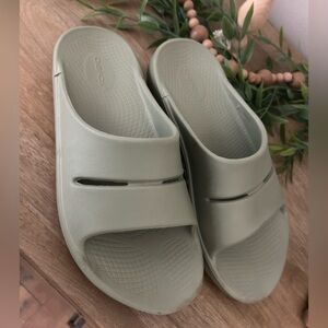 OOFOS light green sandals (used in great condition)